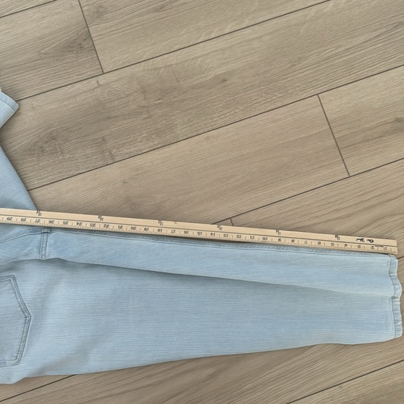 WILD FABLE Relaxed Fit Distressed Light Wash Jeans - Picture 4 of 5